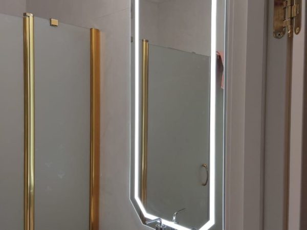 Зеркало фигурное 8-ми угольное с подсветкой в ванной
